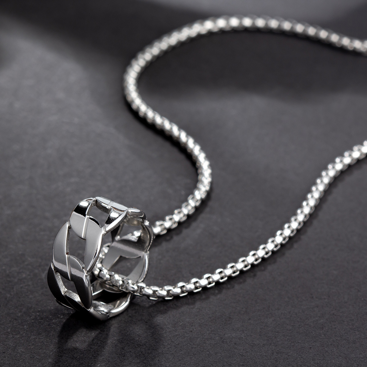 In 2024, Douyin's popular new European and American accessories feature a simple chain-shaped titanium steel pendant with a punk hip-hop style