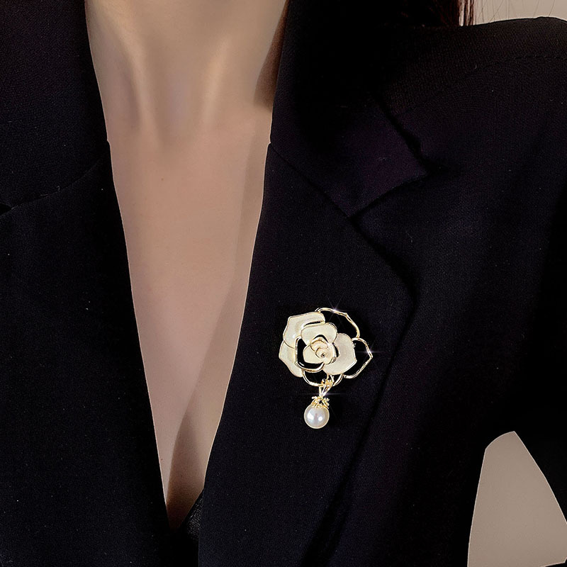 A niche design sense camellia brooch for women's autumn suits, a large pin for fixing clothes, a high-end brooch accessory Application Scenario