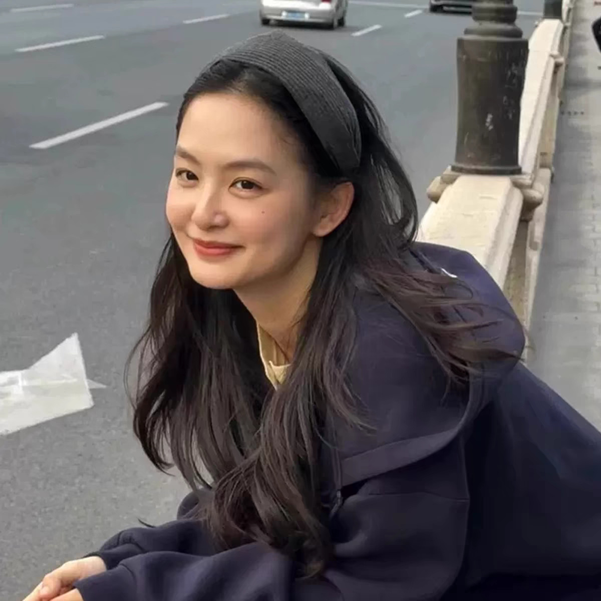 The same retro knitted band with a widened hairband that covers the hair seam and raises the anti-slip hair clip on the top of the head as Yi Mengling's details Picture