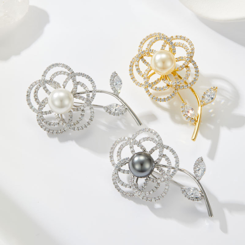 Light luxury daily commuting style zirconium hollowed-out flower brooch, copper alloy inlaid zircon high-end fashion pin brooch