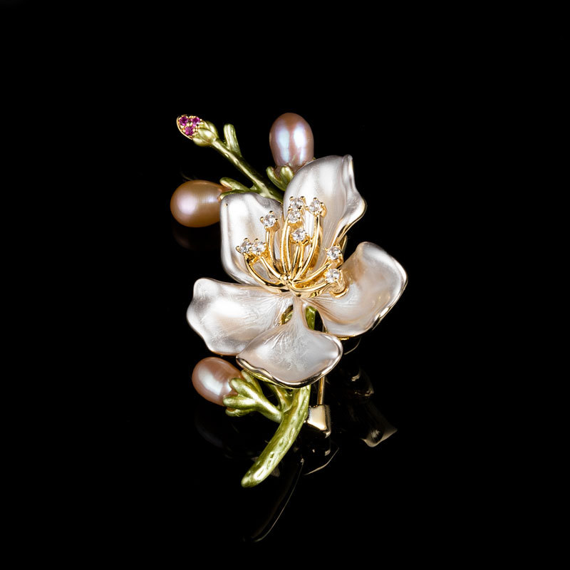 Forest-themed elegant freshwater pearl flower brooch, a niche design of light luxury floral pins, a new ultra-ethereal brooch Application Scenario