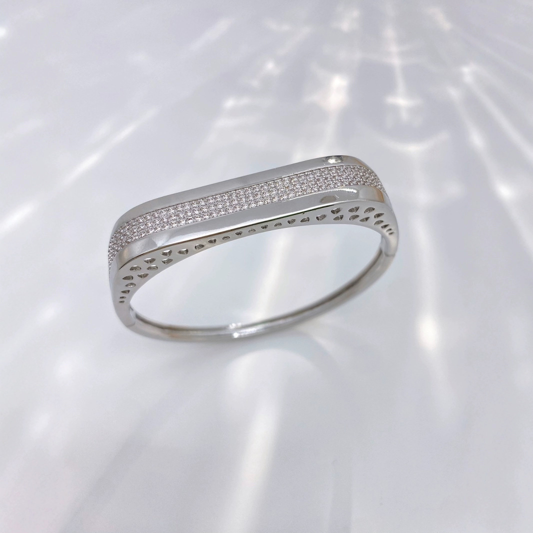 Wholesale of 18K gold geometric micro-inlaid zircon open ring and bracelet accessories with a sense of high-end European and American fashion Application Scenario