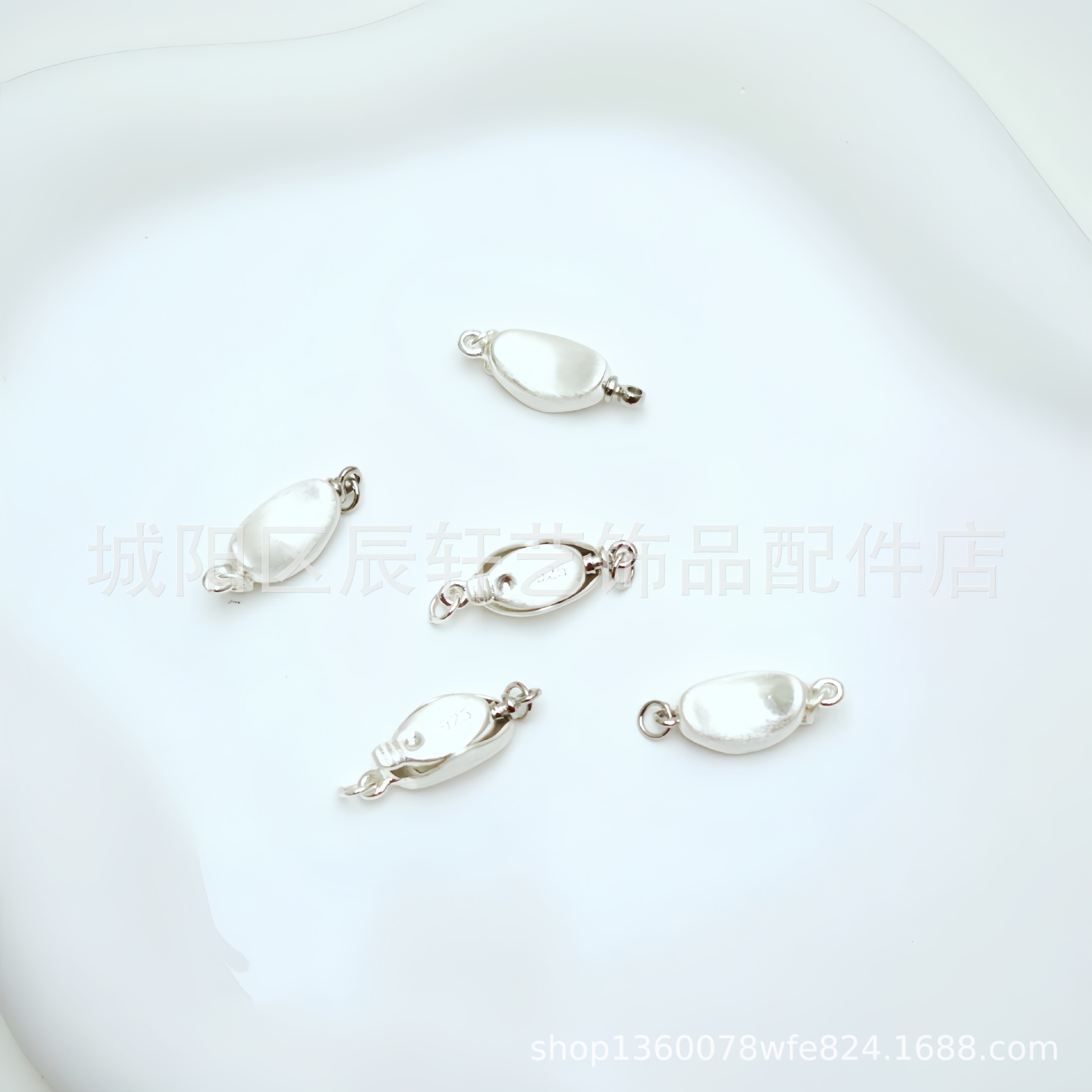 Real gold brushed metal texture ingot buckle necklace, buckle stick buckle pearl necklace bracelet DIY connection buckle head Application Scenario