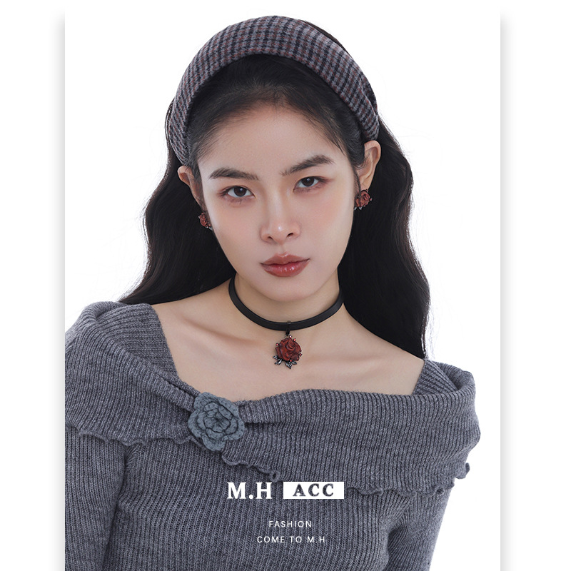 Wooden rose flower choker necklace for women, sweet and cool style, unique original design, niche personality necklace details Picture