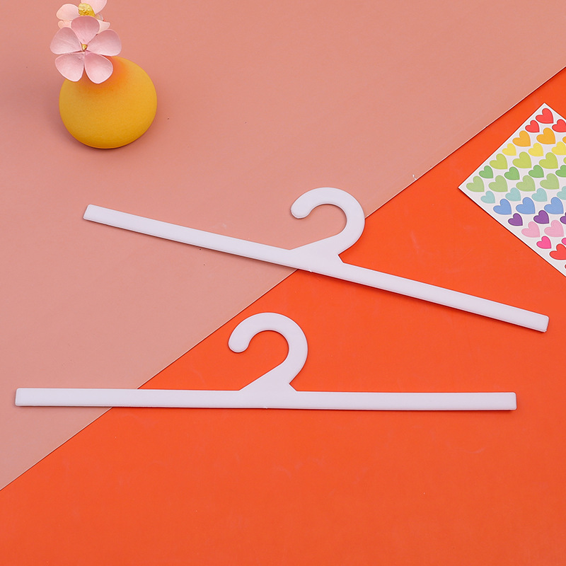 Seamless thickened and anti-slip adhesive hooks, white plastic hooks, row of card slot hooks, meat hooks, nail-free adhesive household hanging items Application Scenario