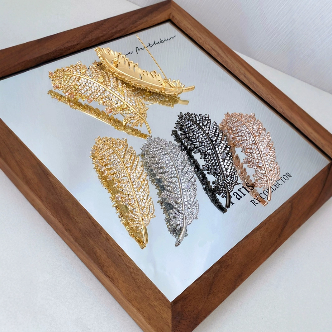New exquisite and heavy zircon feather brooch, fashionable and elegant suit, large feather accessory, coat, sweater, brooch for women full figure