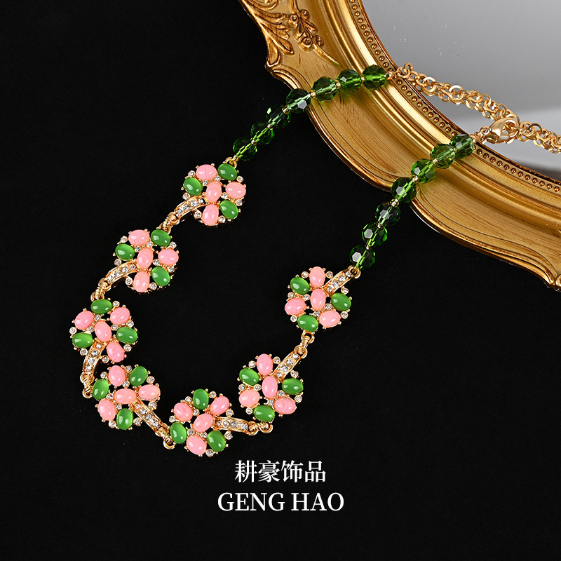 中古复古宫廷风镶钻花朵项链镂空浮雕时尚优雅轻奢花朵项链 Application Scenario