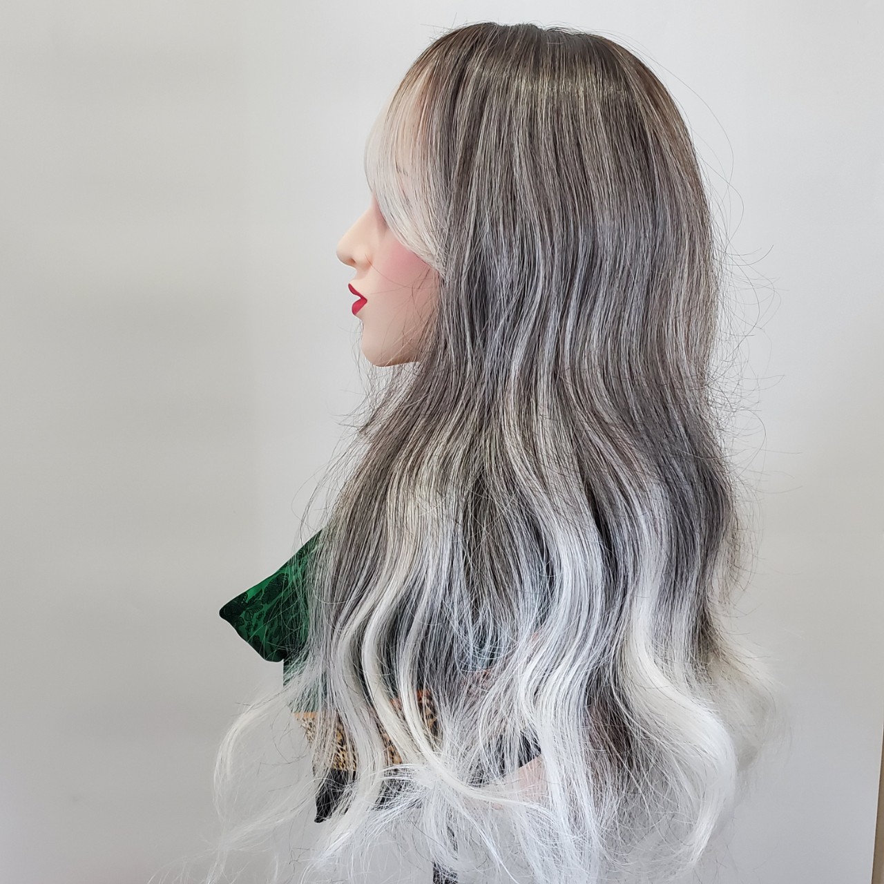 A wig for a woman with long curly hair, a figure-eight fringe, a middle-parted cosplay with small lace, a natural full side-swept fringe, and long curly hair details Picture