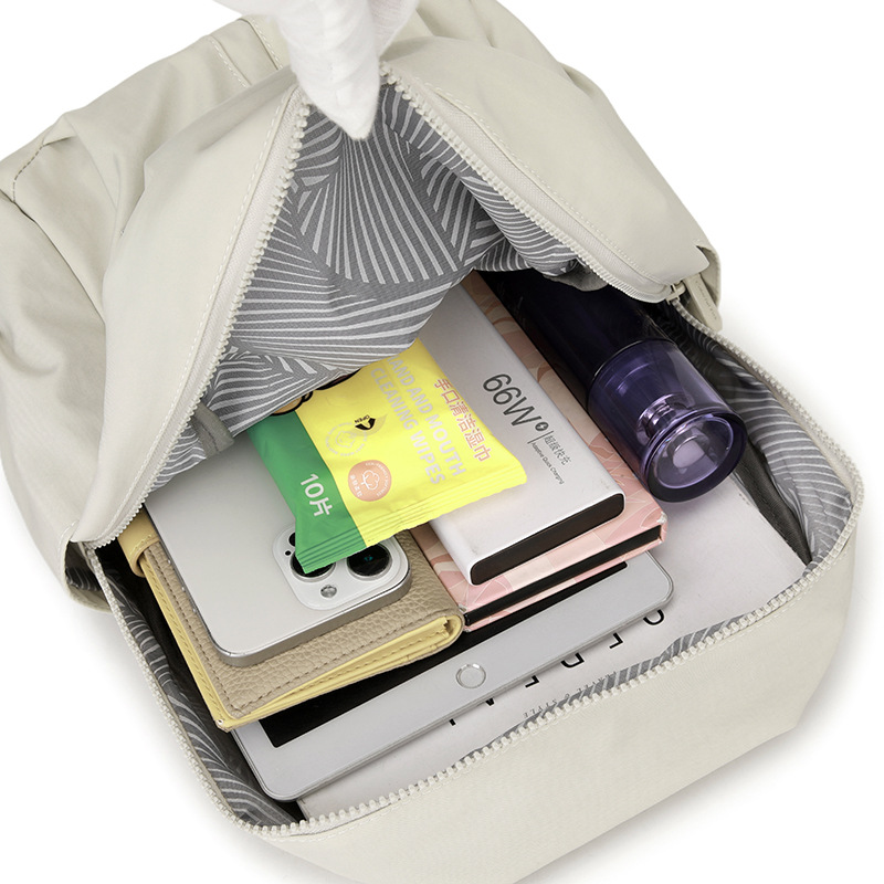 Mochila de nylon portátil a prueba de agua mochila escolar para viajes al aire libre de las mujeres mochila de alta capacidad de escalada Application Scenario