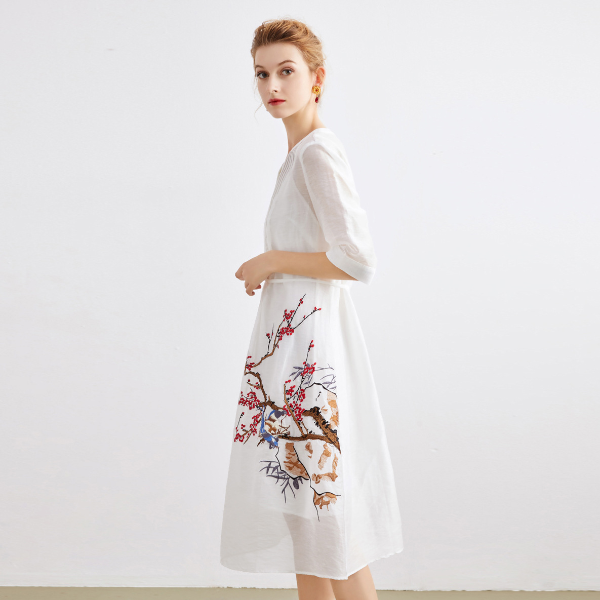The new women's dress for Spring/Summer 2013 is a stylish and elegant cardigan with a round neck and embroidery. It is a silk and linen dress that goes well with women details Picture