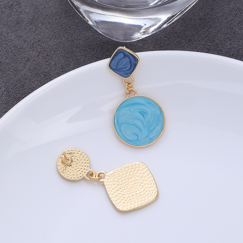 Tiffany Blue ear clips with no perforations, a unique feminine charm, niche mosquito-repellent incense plate earrings, and a light luxury design of ear studs details Picture