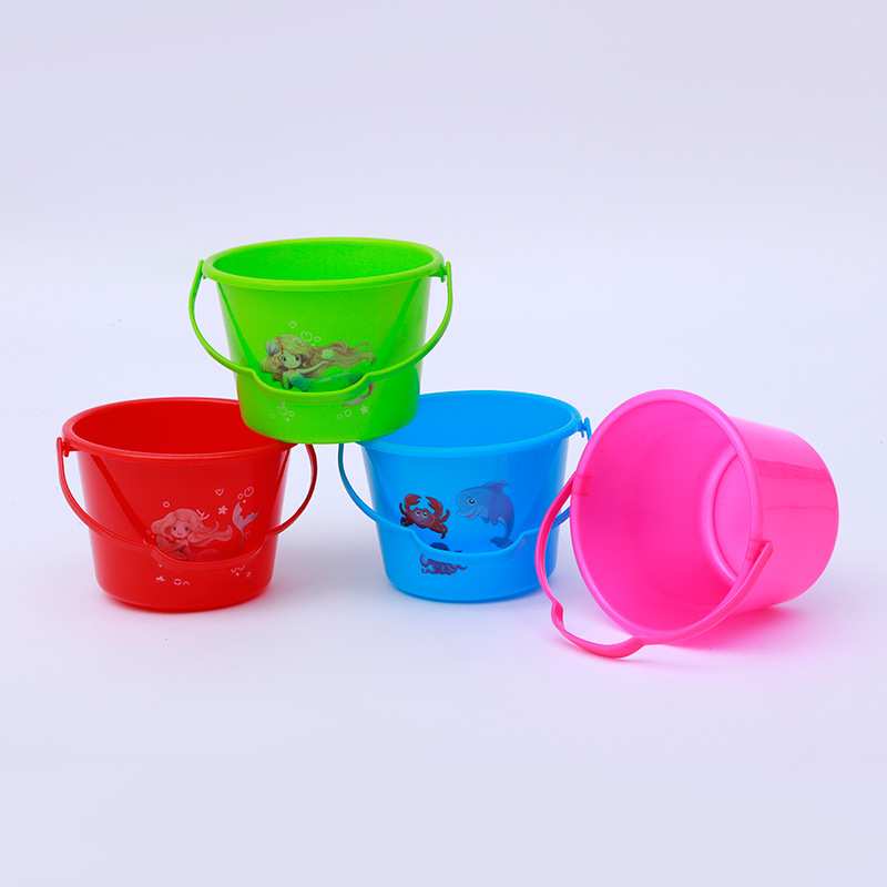 Children's beach toys of various sizes, plastic buckets, tools for babies to play with water, sand and snow, setting up stalls, fishing buckets, sand digging Application Scenario
