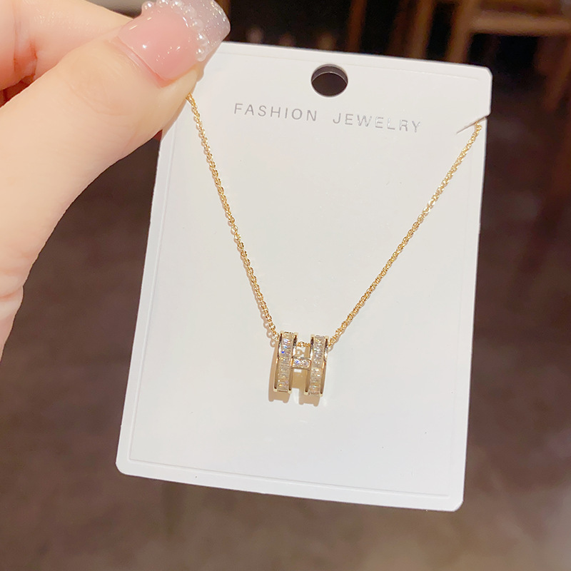 This trendy and stylish H-letter necklace with a touch of sophistication and elegance, featuring a light luxury and niche design, is a versatile collarbone chain