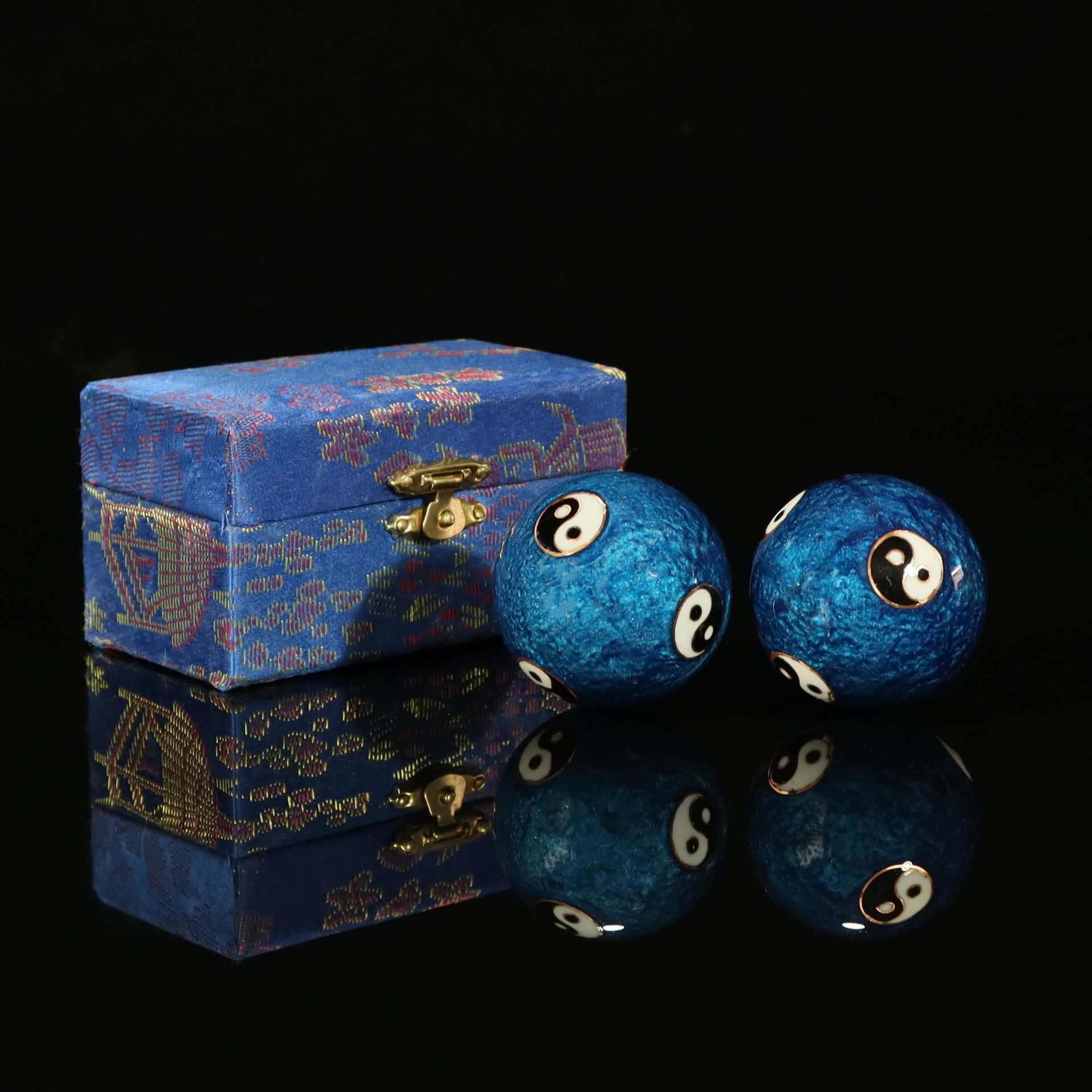 Cross-border foreign trade Beijing Jingtai LAN handball craft gifts, cloisonne enamel low-temperature hand-rotating ringtone massage fitness balls details Picture