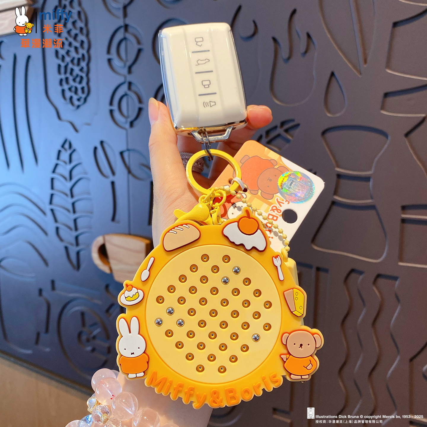 Genuine miffy Miffy Rabbit steel ball magnetic drawing board, decompression keychain, creative erasable student schoolbag pendant details Picture