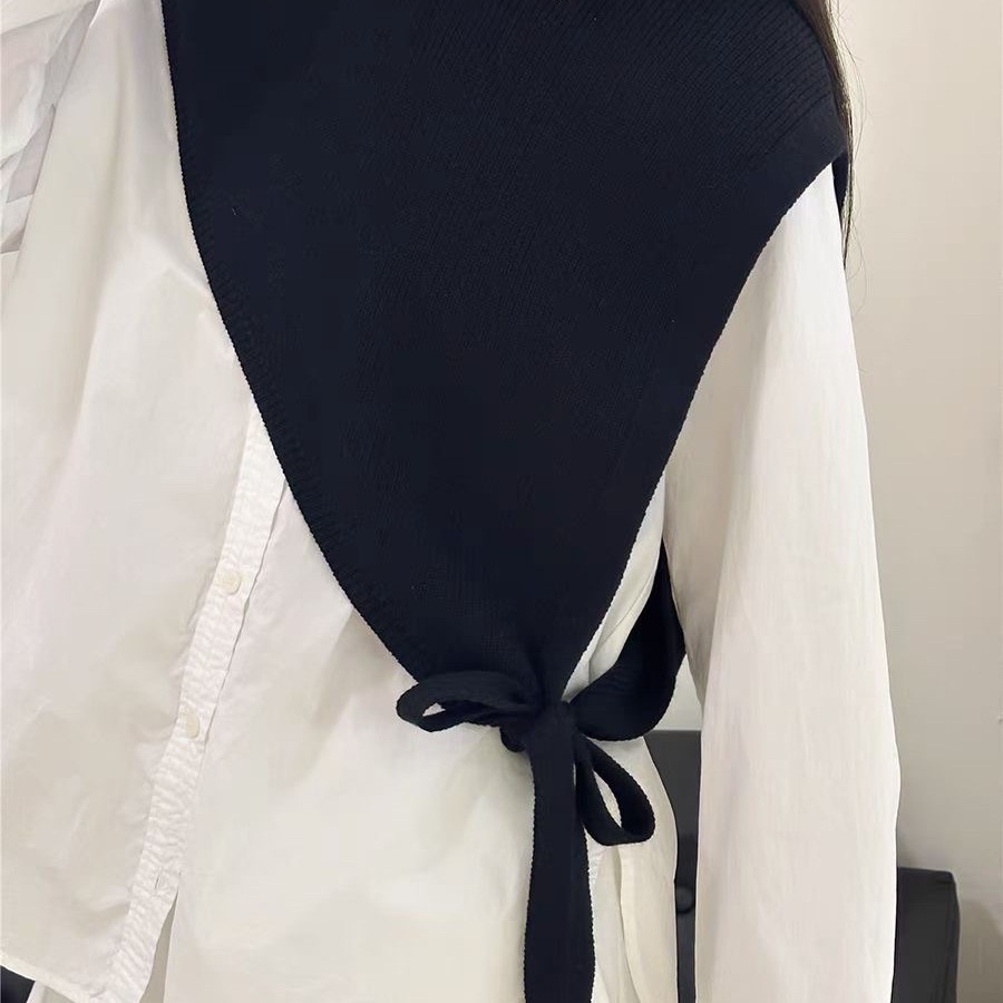 One-piece consignment for the new Spring/Summer 2025 collection, featuring a shawl knitted top paired with a small waistcoat, a Korean-style design triangle vest for women to layer and pair with black street wholesale details Picture