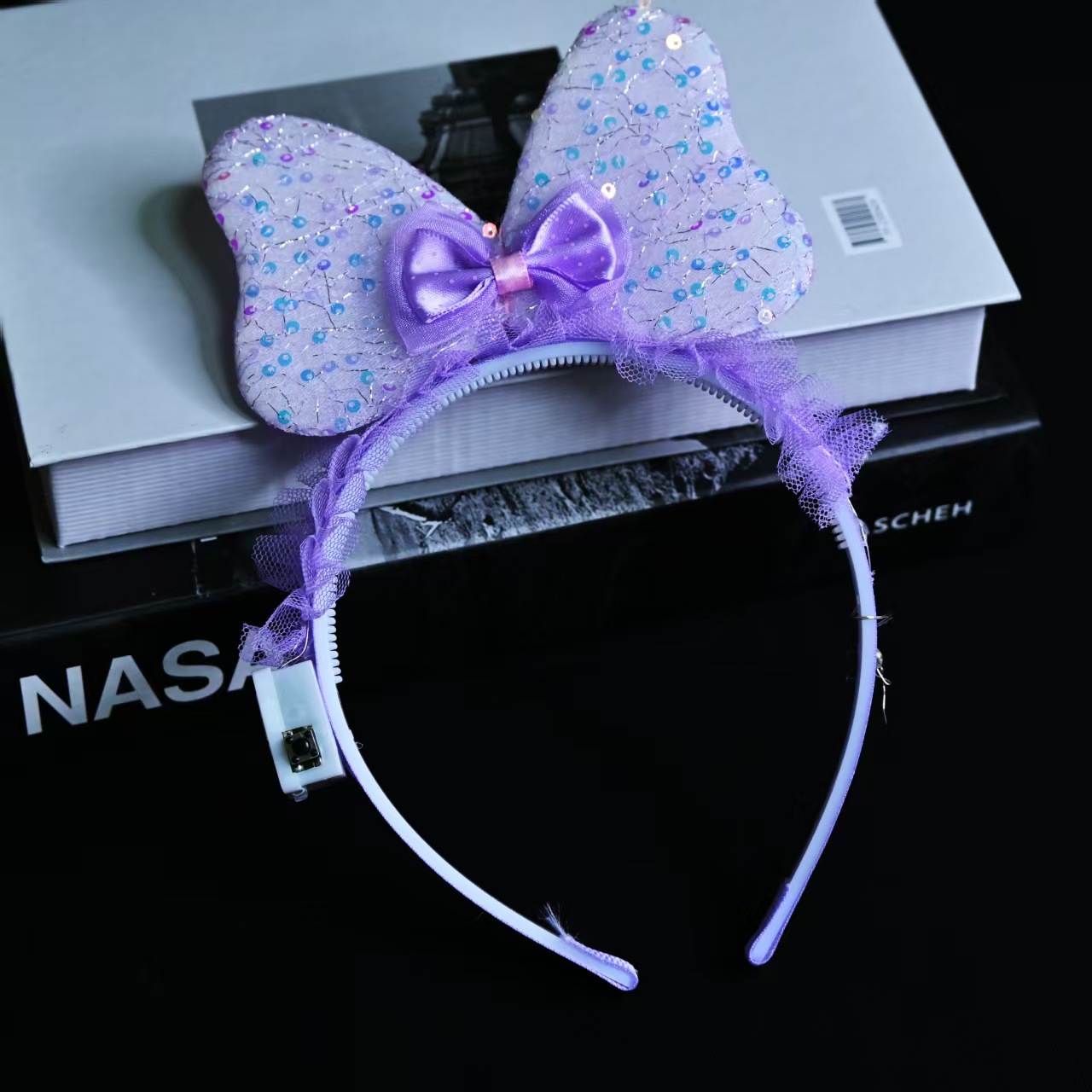The new illuminated ice and snow Kuromi hair band, rabbit ear headband, bow hair accessory and lamp hair clip are available for street vending at the night market Specification image