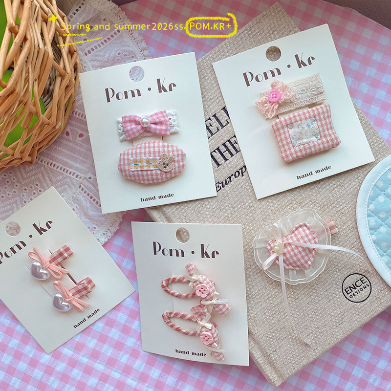 pom.kr Spring New Collection: Pink checkered bow hair clips, children's fabric side fringe hair clips Specification image