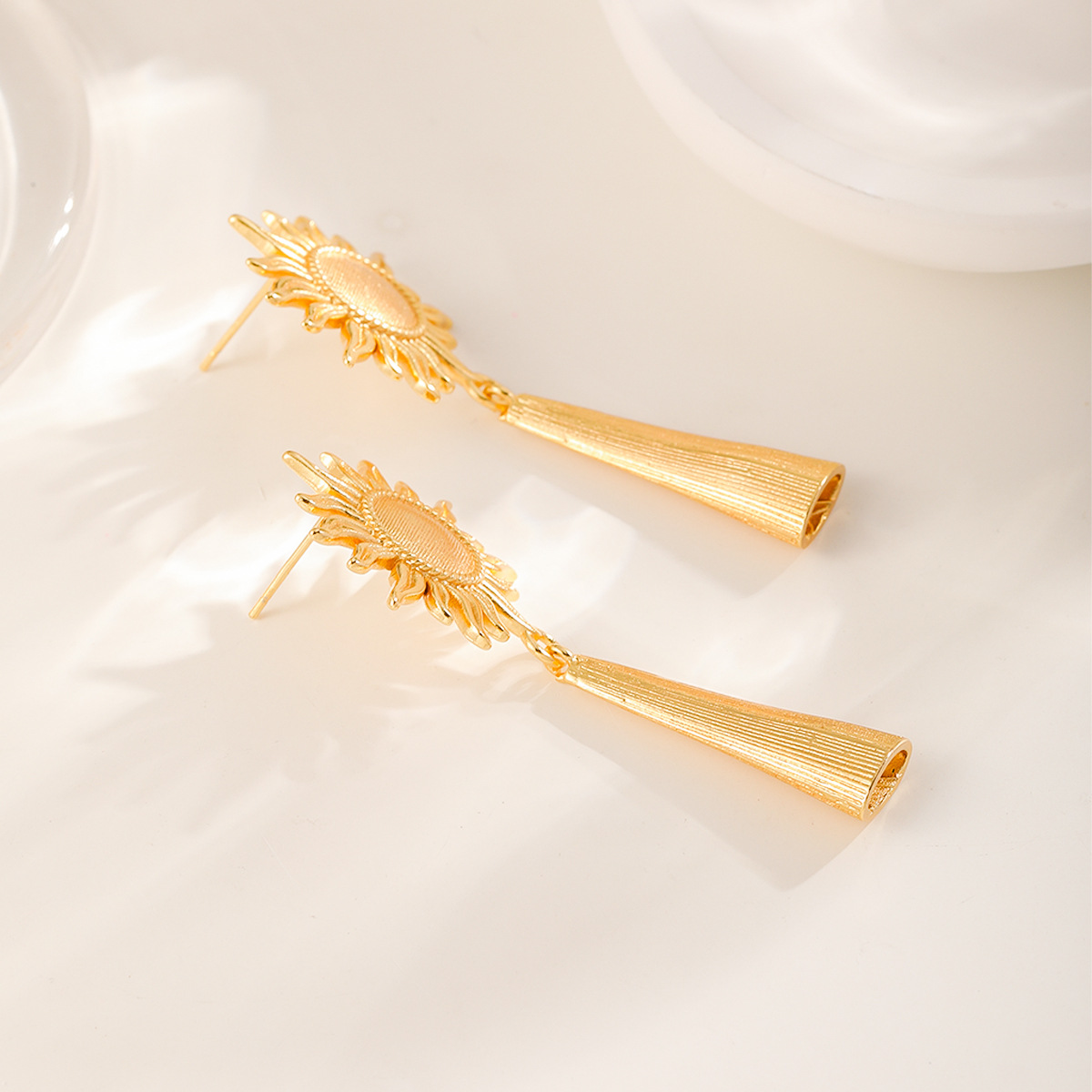 Nasha Cross-border exclusive copper-plated 18K real gold sunrise tassel earrings for women, casual and versatile earrings, exuding a sense of elegance and sophistication Application Scenario