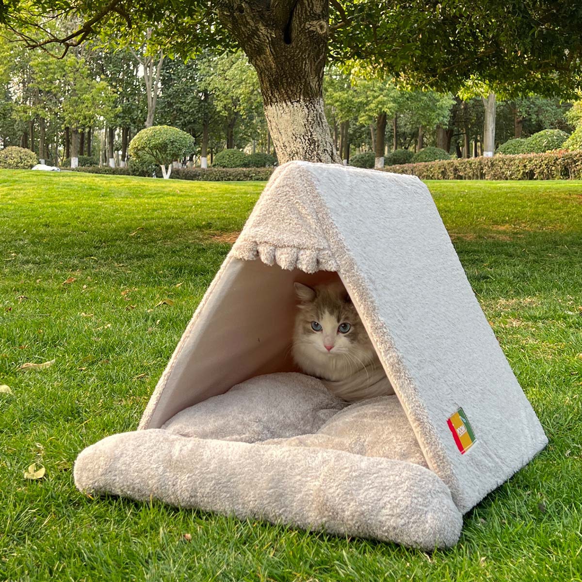 Beautiful velvet triangular house pet tent, comfortable tent-style, foldable and retractable, wholesale of pet dog and cat beds