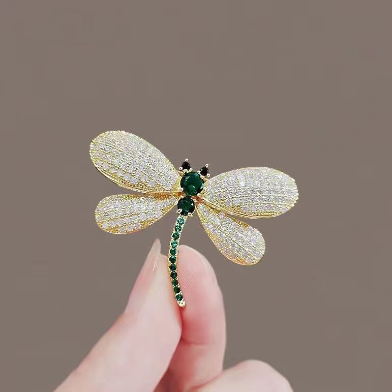 High-end and exquisite European and American dragonfly brooches, luxurious and niche suit brooches, design sense pins, collar pins, and anti-glare accessories