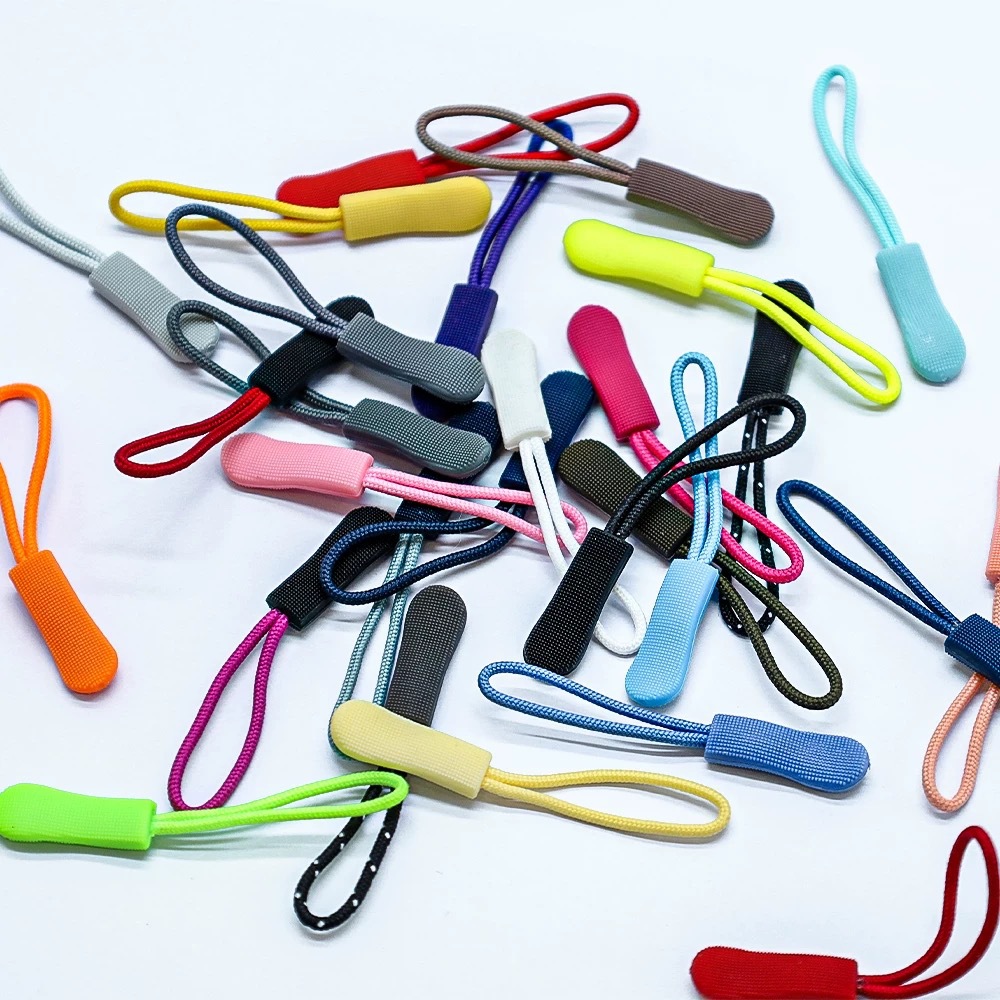 Detachable zipper head and tail ropes injection-molded as one piece, anti-slip clothing and bag decoration accessories, zipper rope pendant Application Scenario