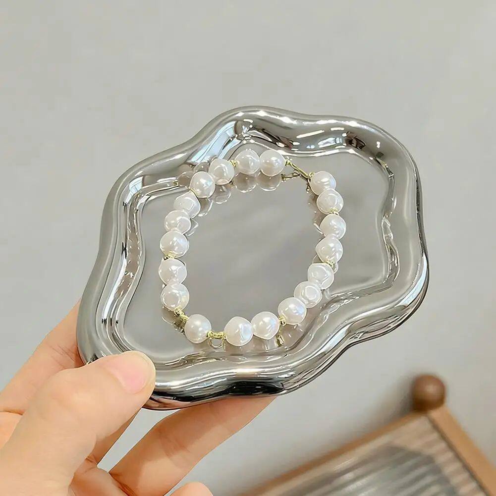 Single-layer light luxury cloud plastic jewelry storage tray, perfume display, entrance key storage ornament Application Scenario