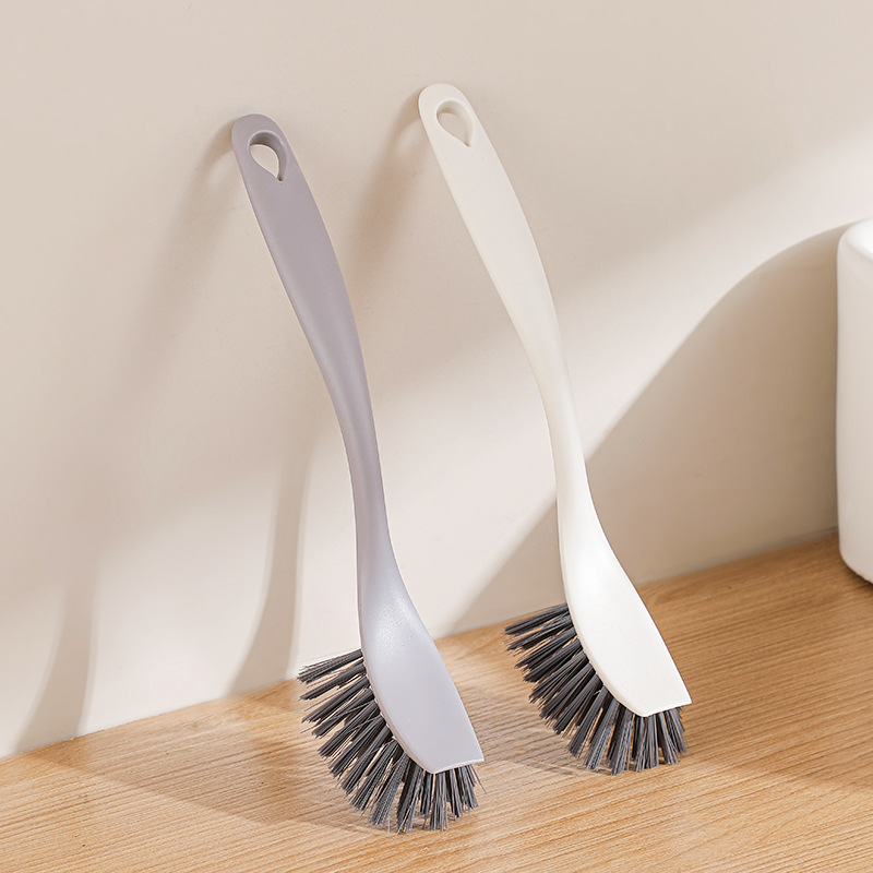 The pot brush with a round head and a long handle can be hung. It is a multi-functional cleaning brush that can be used to clean the bottom of POTS. It is a household tool for removing oil stains Application Scenario
