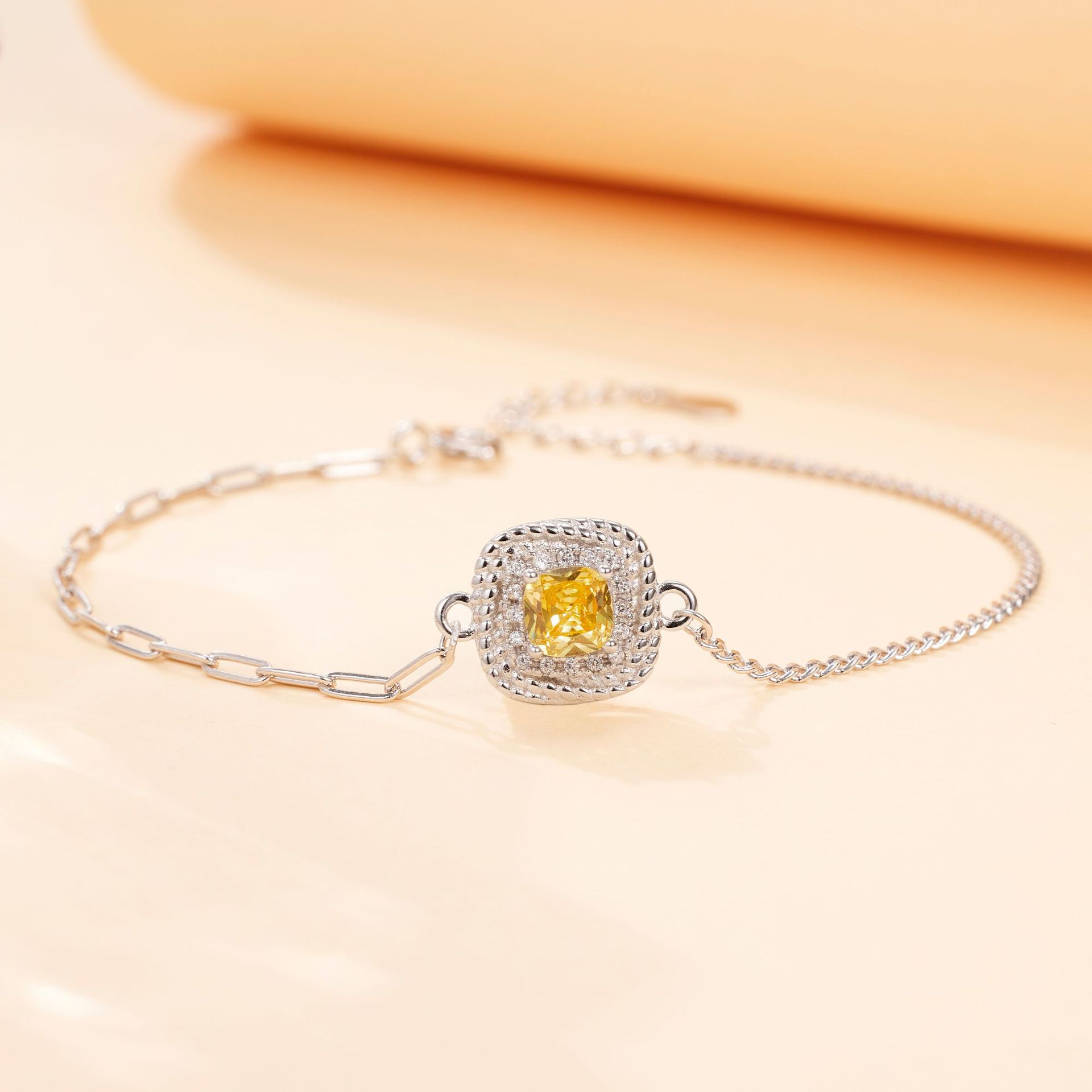 Small cube sugar bracelet with micro-inlay, niche, light luxury and high-end style, all-in-one jewelry, live-streaming supply manufacturer wholesale full figure