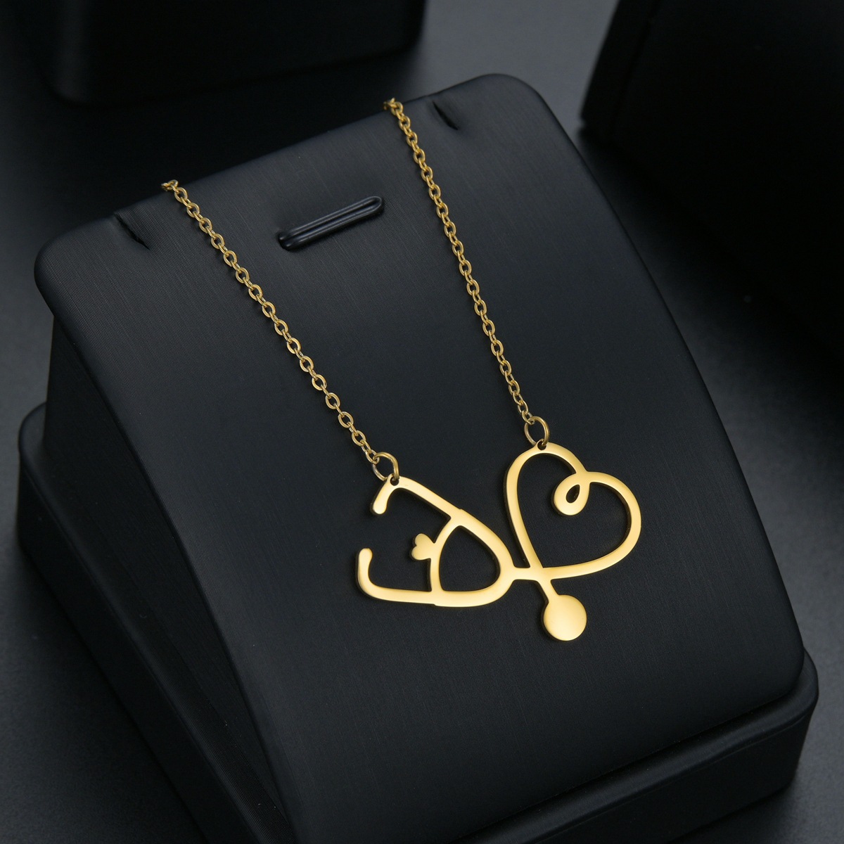 Cross-border best-selling jewelry supply: LOVE Heart-shaped titanium steel women's necklace, heart-shaped pendant, wholesale sweater chain Specification image