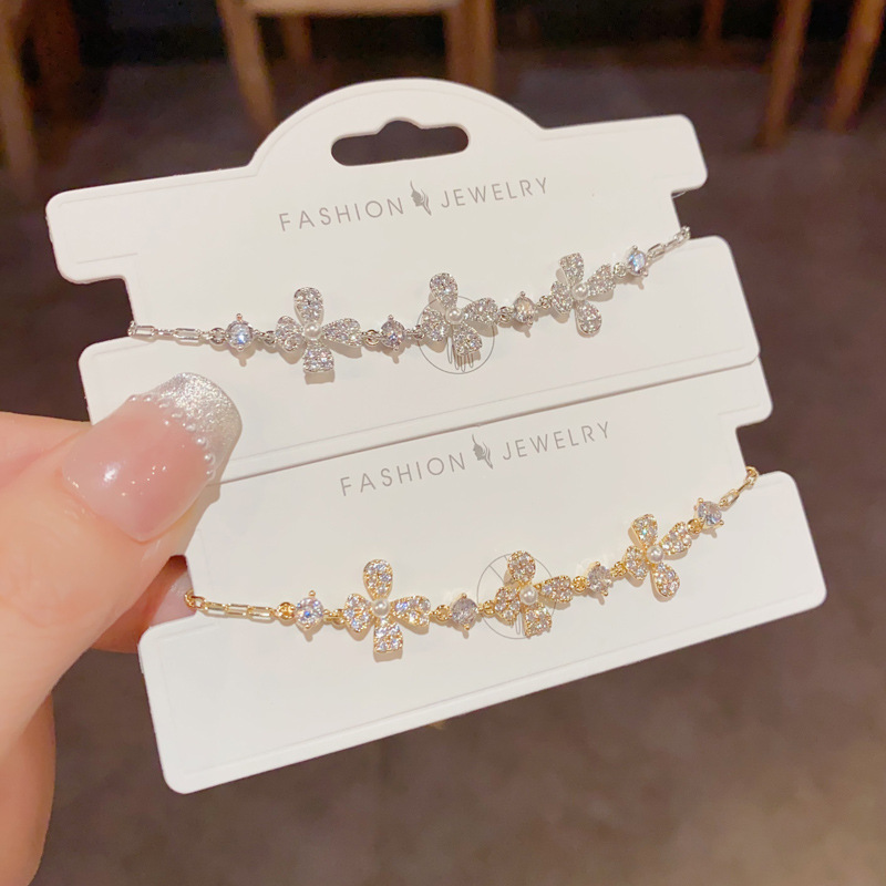 Korean version exquisite, fashionable, light luxury zirconium pearl petal bracelet, women's niche style, simple design sense jewelry wholesale
