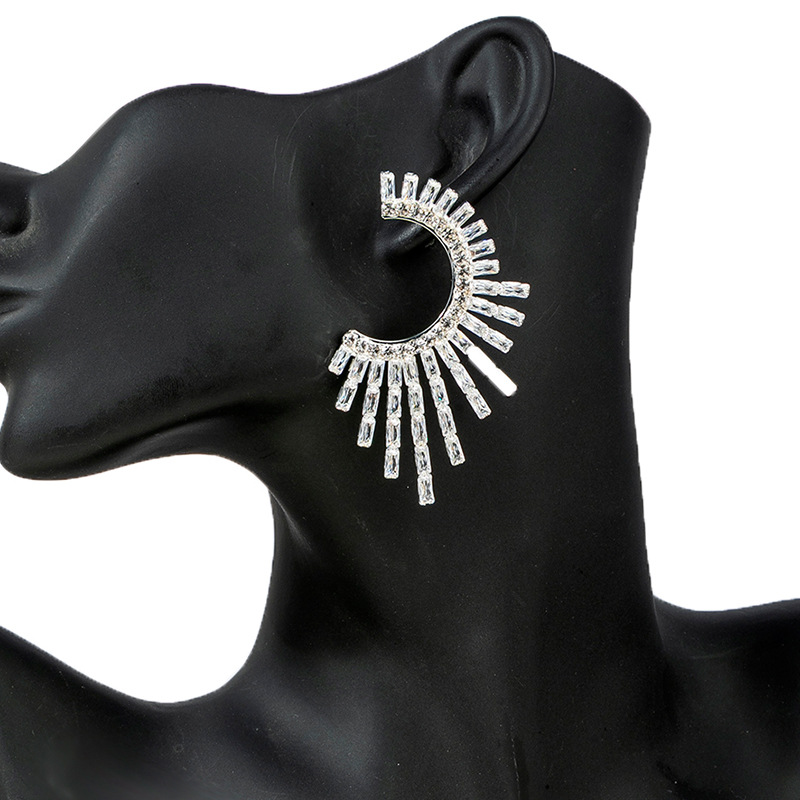 Factory direct sales, cross-border,  exaggerated C-shaped zircon earrings, European and American fashionable and trendy design sense  earrings sunflower-shaped accessories feminine claw chain earrings full figure