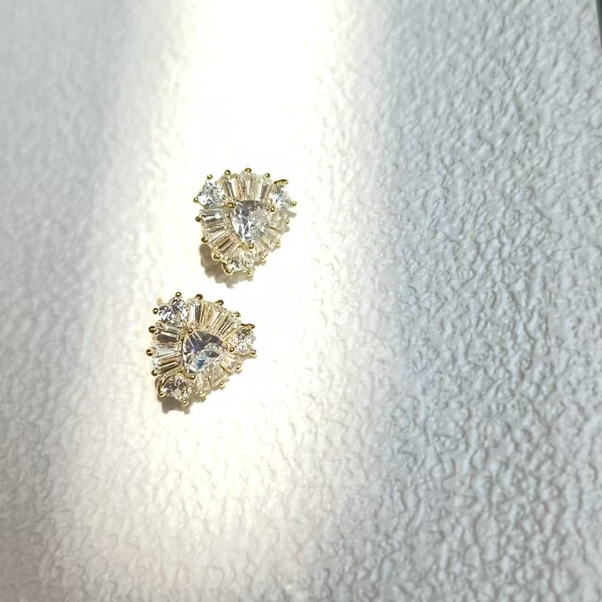 The new fashionable earrings exude a sense of sophistication. The oval-shaped micro-inset light luxury heavy metal stud is versatile for commuting. It's a niche and super flashy choice for Japanese and Korean women Specification drawing