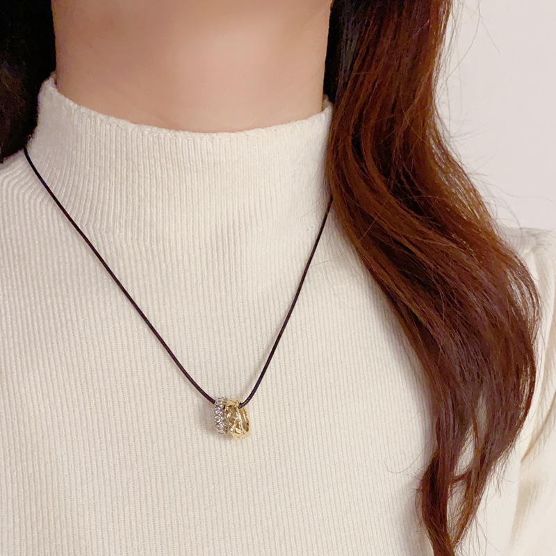 New autumn and winter style, fashionable and simple gold and silver ring black rope necklace, light luxury and unique design sense collarbone chain accessory