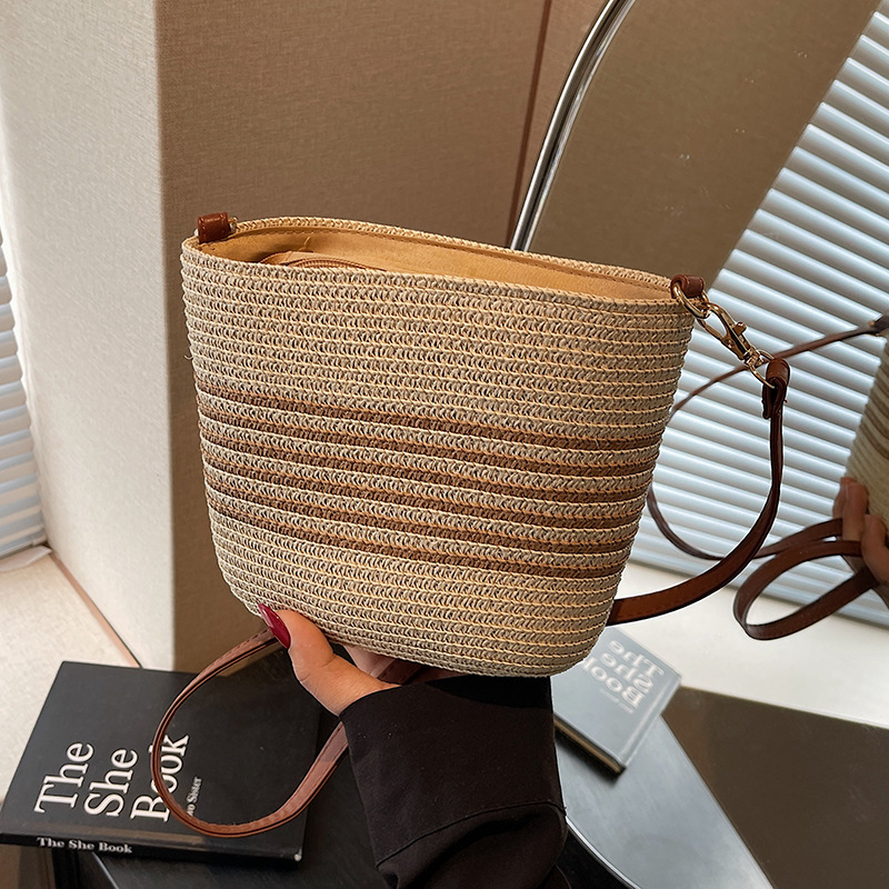 Cross border strap bag moda versátil verano nuevo diseño de nicho crossbody bucket bag strap bag tote bolso de mano tejido playa vacante strap bag Specification image
