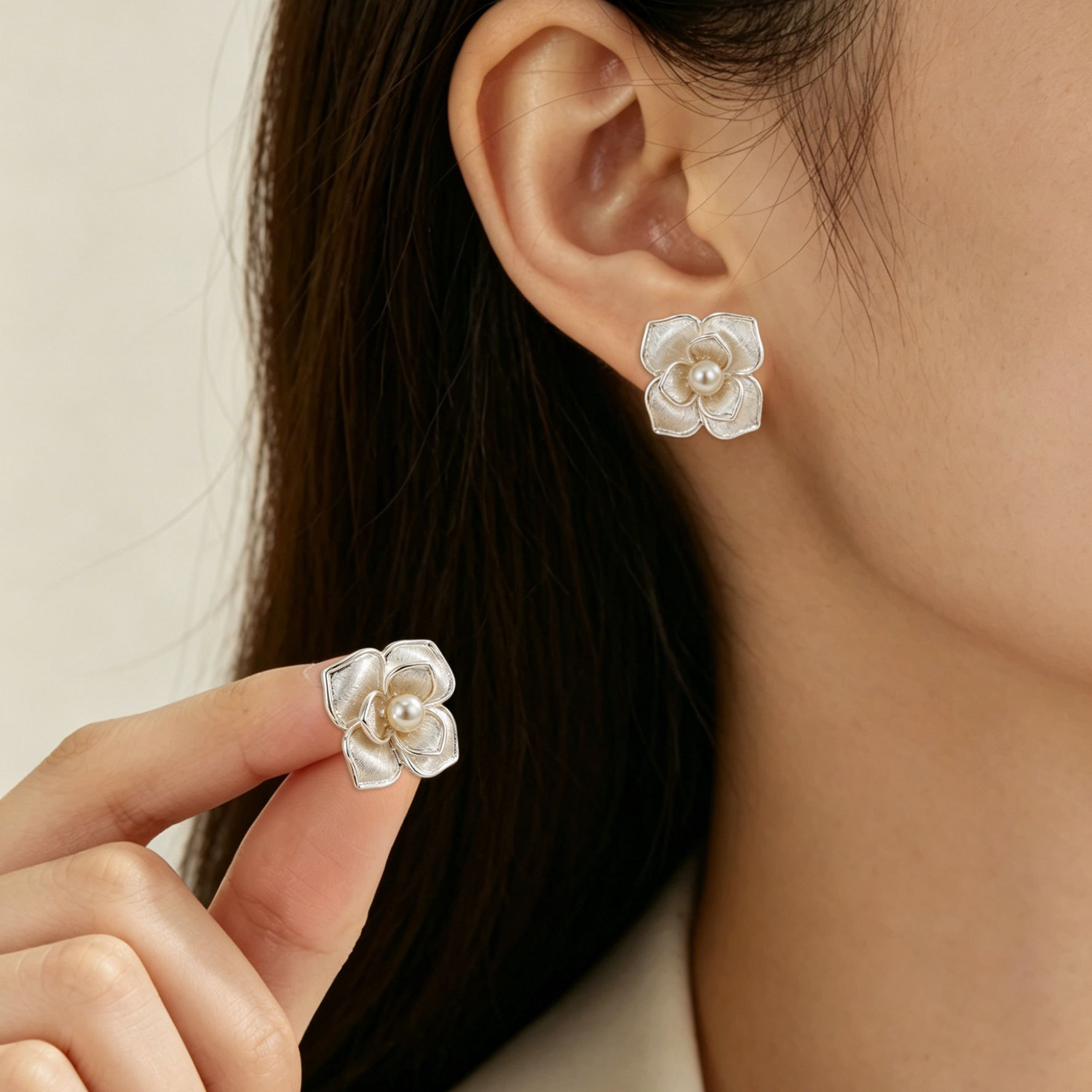 Pendientes de camelia de plata tridimensionales de doble capa aleación de cobre proceso de cepillado imitación de perlas s925 agujas de plata premium sense earwear