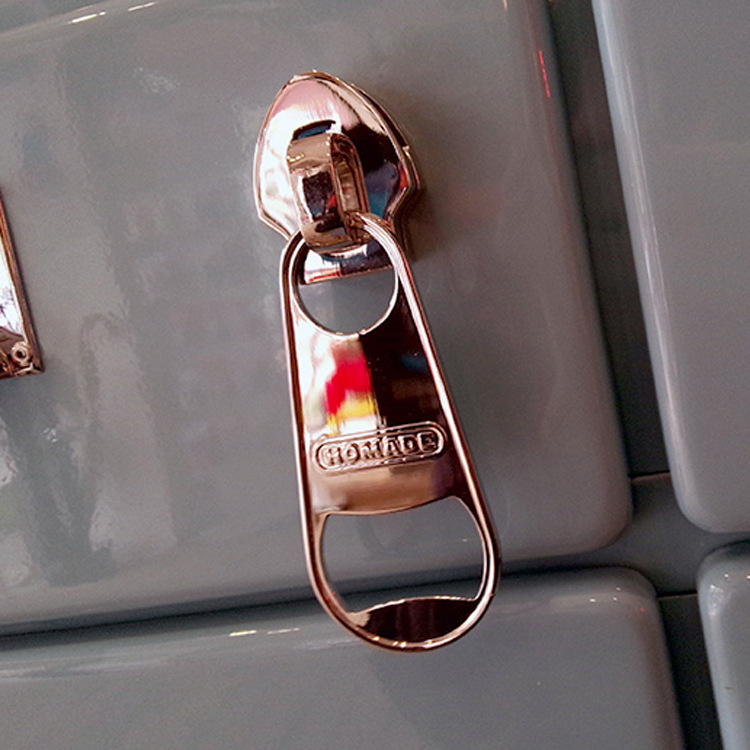 Creative metal magnetic zipper bottle opener, multi-functional beer bottle opener, magnetic fridge magnets, one-piece consignment