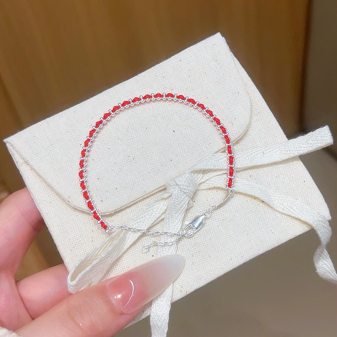 This is a simple and elegant New Year's zodiac year bracelet with a double-layer woven red rope plated with Miao silver and hidden silver. Give it to your girlfriend details Picture