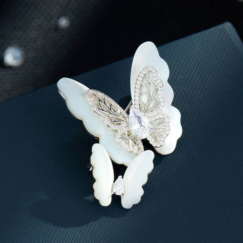 The new micro-inlaid zircon natural shell double butterfly brooch exudes a light luxury and high-end feel. The insect brooch is exquisite and versatile