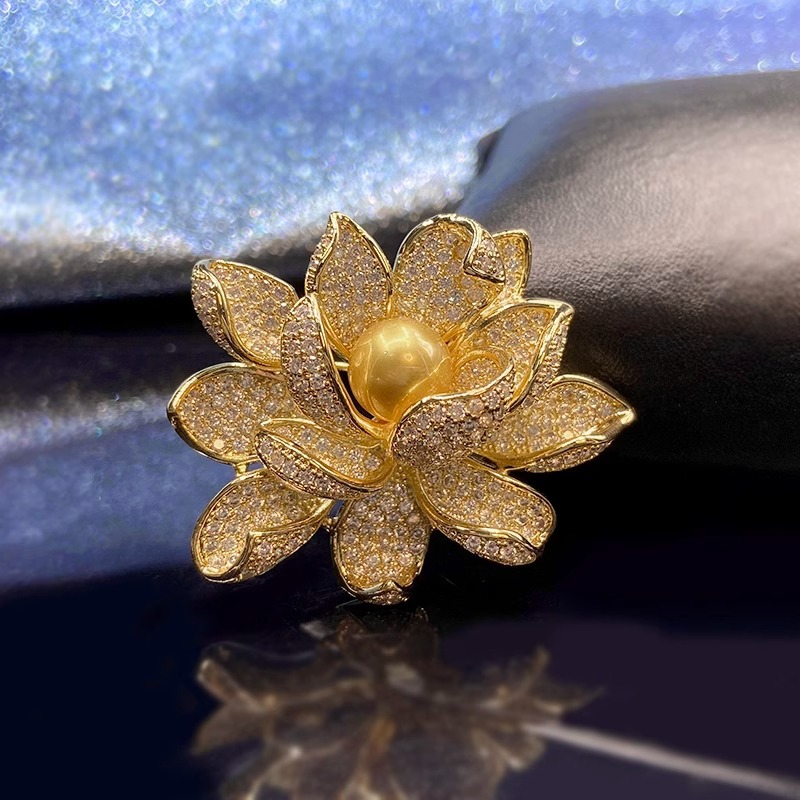 Flower brooch, high-end women, exquisite and luxurious style, brooch design sense, suit accessory brooch, Teacher's Day gift Application Scenario