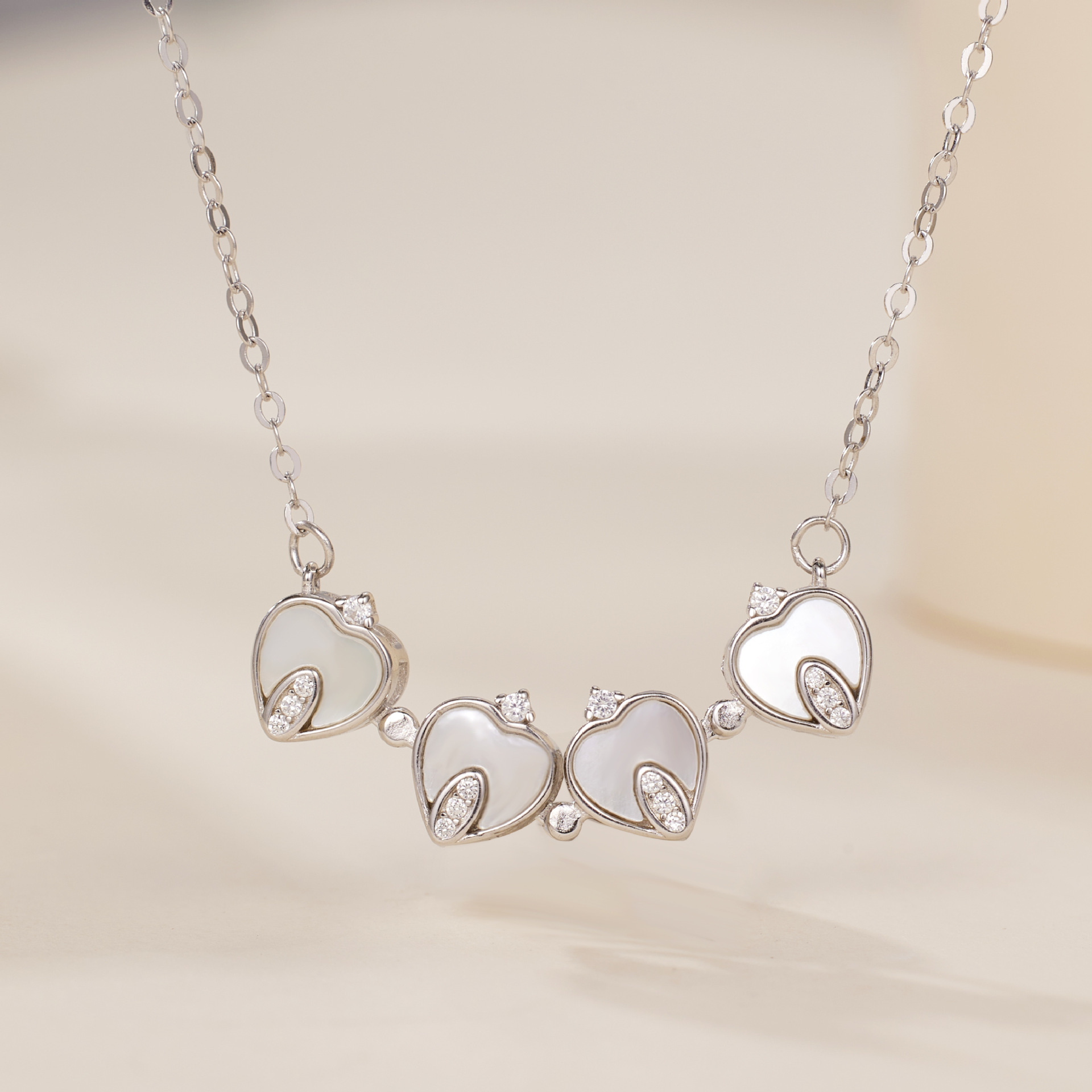 S925 sterling silver heart-shaped mother-of-pearl Heart-stirring four-leaf Clover Necklace, fashionable and versatile, four-heart high-end collarbone chain wholesale Specification drawing