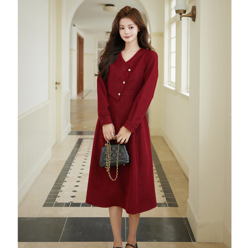 Romantic and retro red dress for women's autumn and winter, a new French Hepburn brushed V-neck dress with a sense of sophistication Item Picture