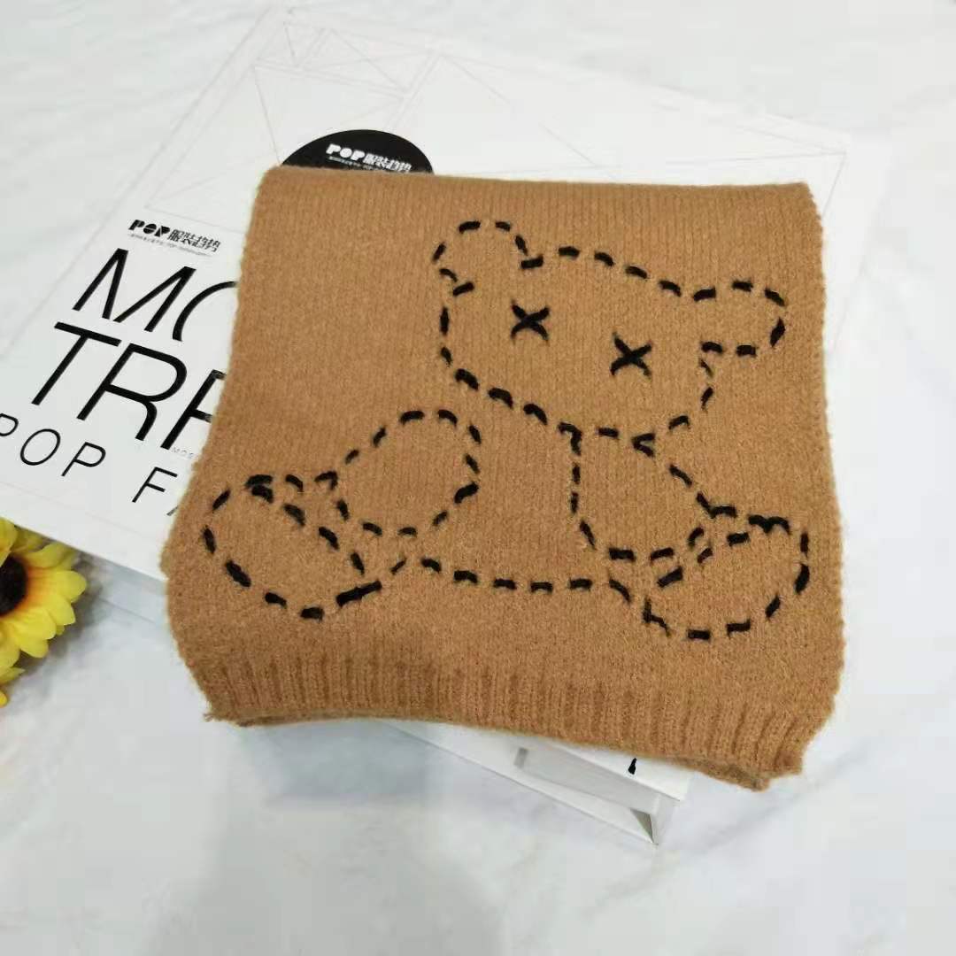 In 2022, hand-stitched cute bear woolen scarves are versatile for female students, providing warmth and protection against the cold in autumn and winter Application Scenario