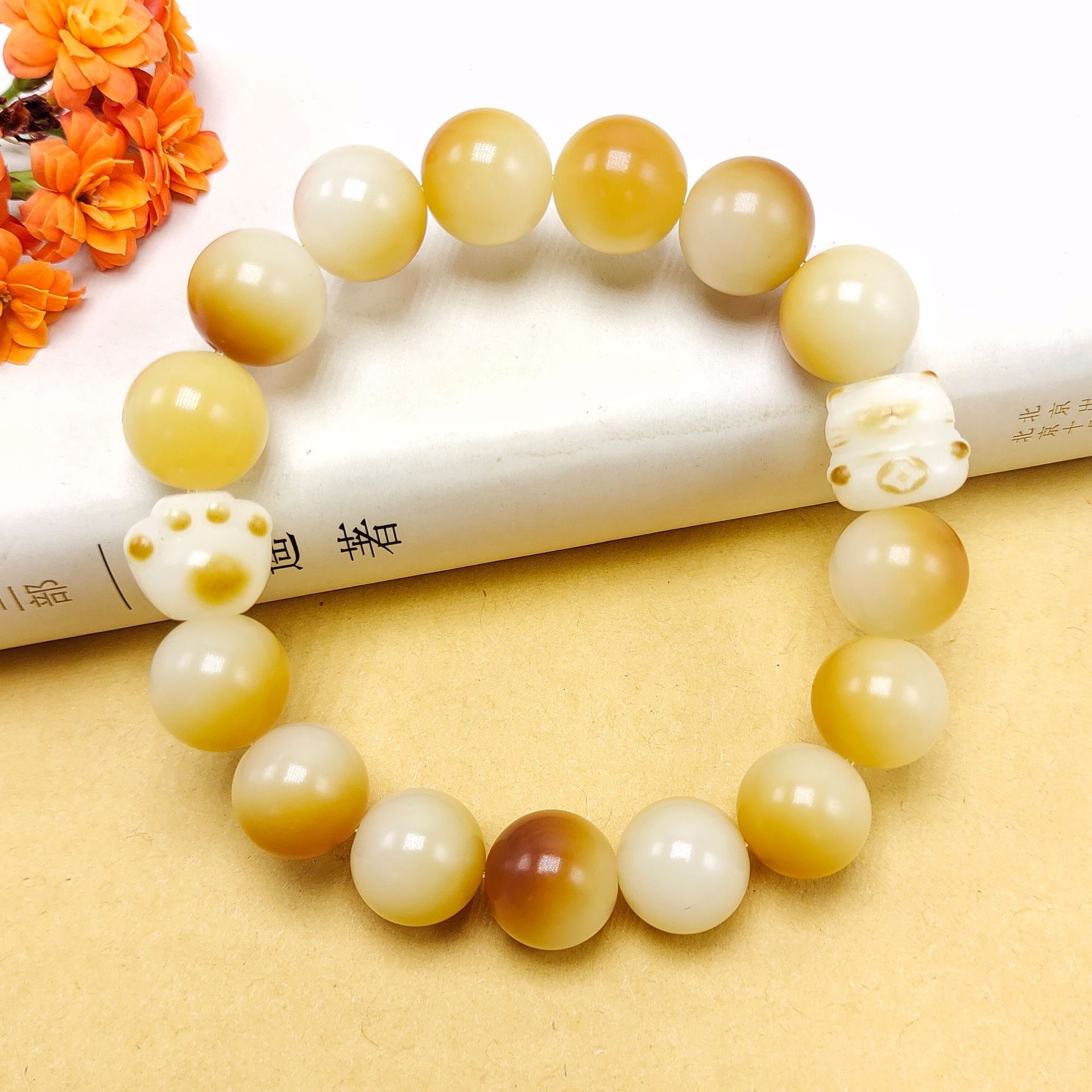 Xiaohongshu charcoal-grilled cat paw Bodhi bracelet with weathered Bodhi running rings, hand-rubbed cotton thread tassels wrapped around fingers, soft to hold Application Scenario