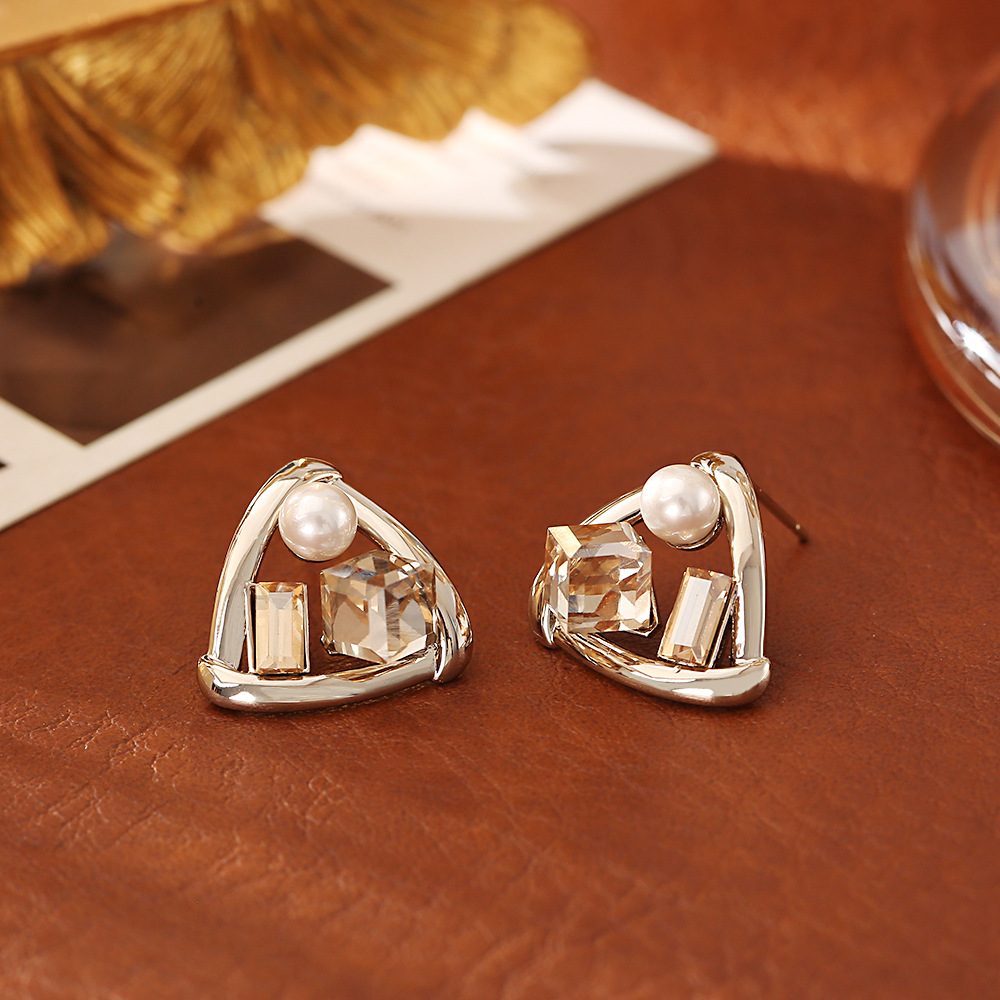Brillante cristal zirconia perla triangular pendientes moda sentido de alto nivel simple y versátil orejeras accesorios de diseño popular Specification image