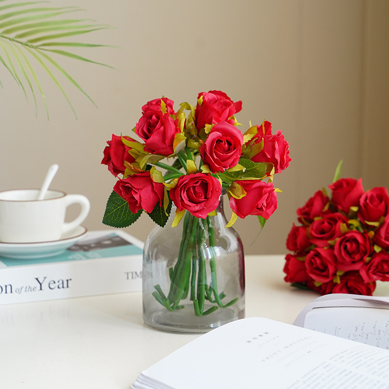 A Korean-style wedding bride is holding a bouquet of 12 small roses for home decoration. The artificial flowers are a simulation of 12 small roses Specification image