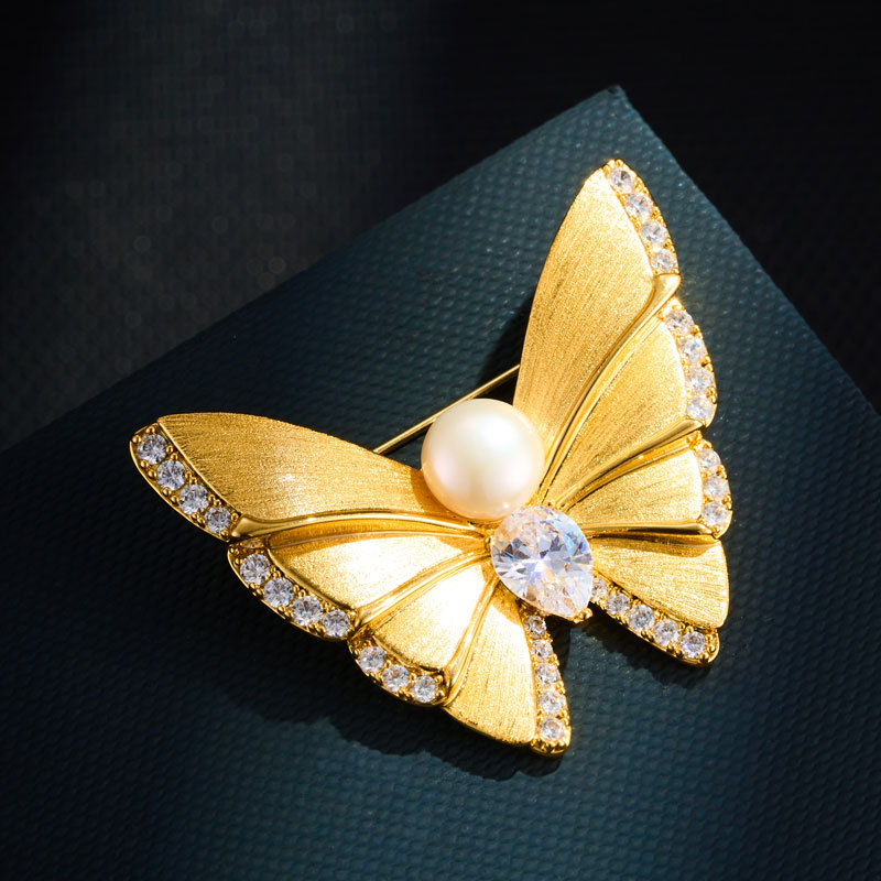 轻奢优雅金色拉丝蝴蝶胸针铜电镀真金镶锆石淡水珍珠精致别针胸花