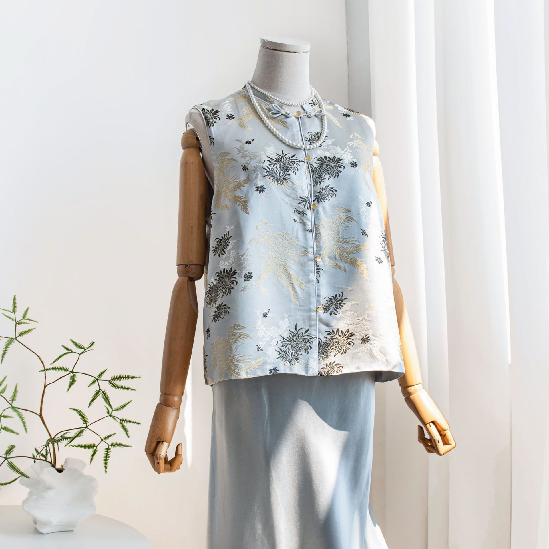 New Chinese-style improved new national trend button-up small stand-up collar jacquard brocade gold heavy industry embroidered vest jacket Specification image