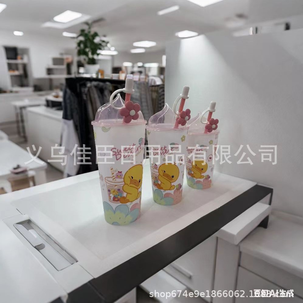 New matte gradient yellow duck straw cup for students, high appearance level, cute and childlike drink juice cup with dust cap Application Scenario