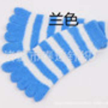 Wholesale winter half-fleece five-toed socks, striped coral fleece ring warm two-toed socks, five-fingered socks. Large quantities offer discounts Specification image